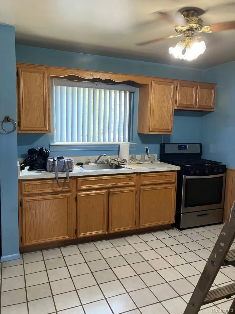 20817 Washington Roseville City, MI 48066