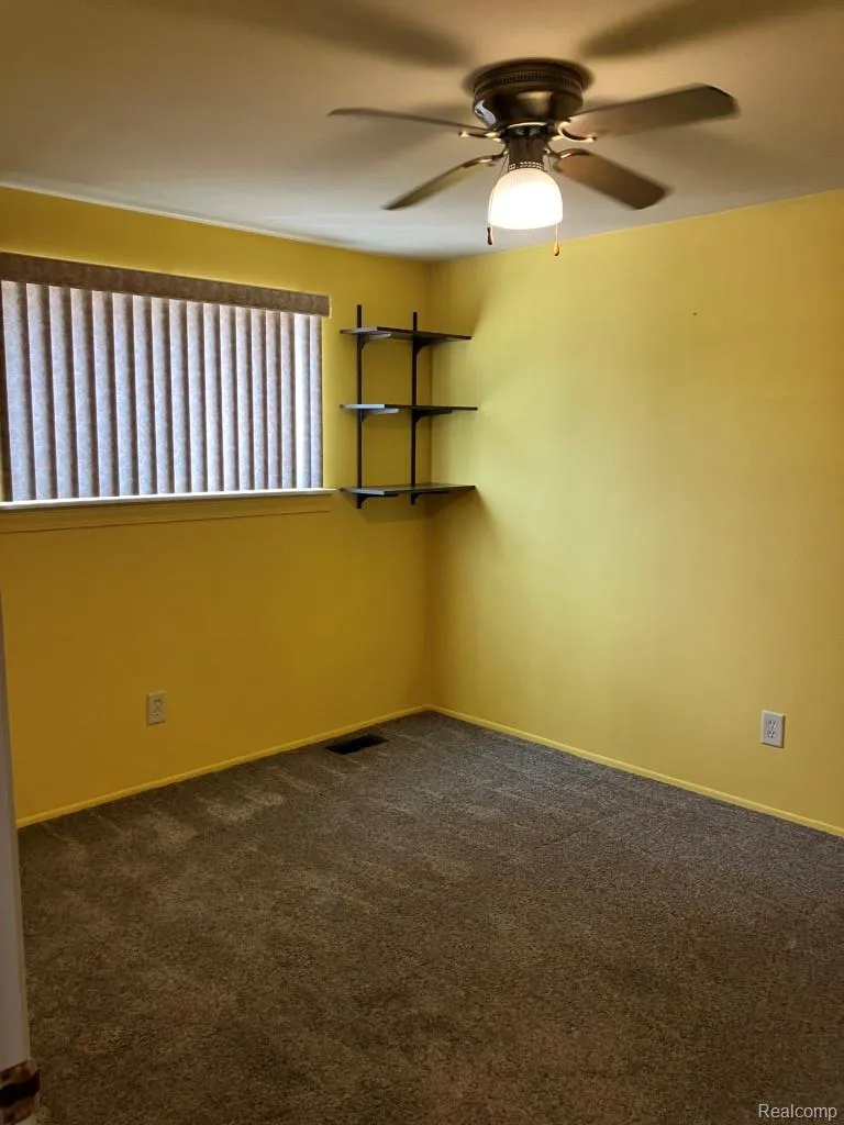 20817 Washington Roseville City, MI 48066