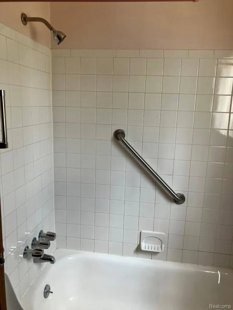 20817 Washington Roseville City, MI 48066