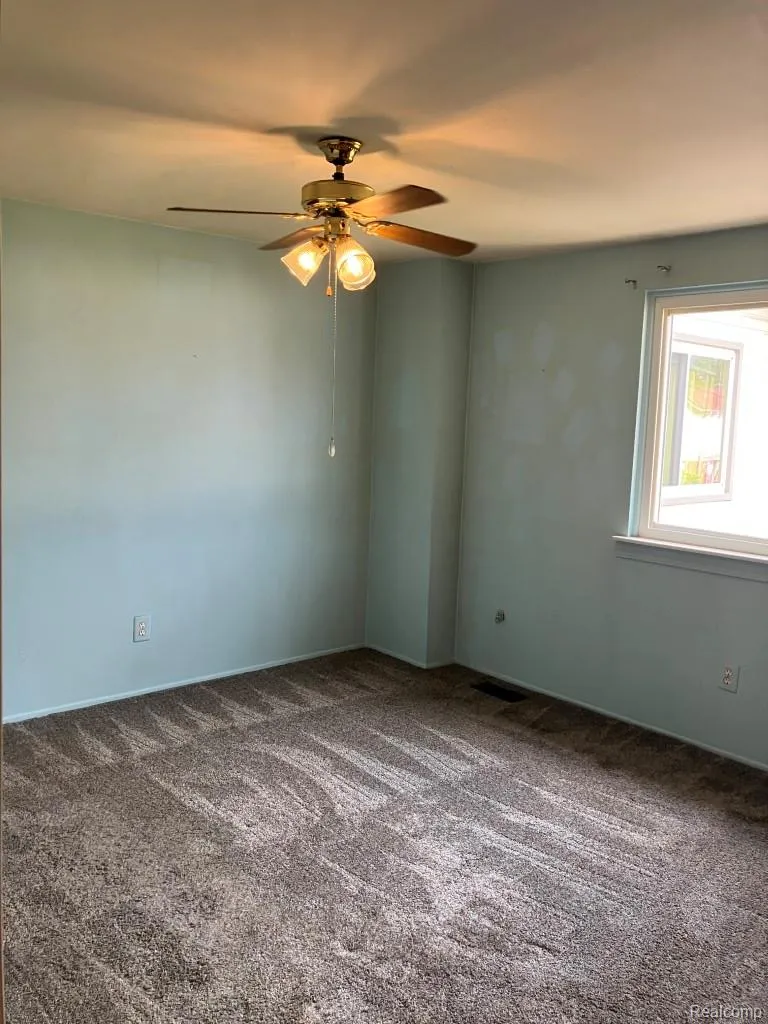 20817 Washington Roseville City, MI 48066