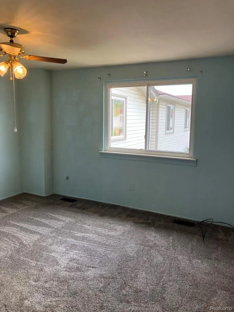 20817 Washington Roseville City, MI 48066