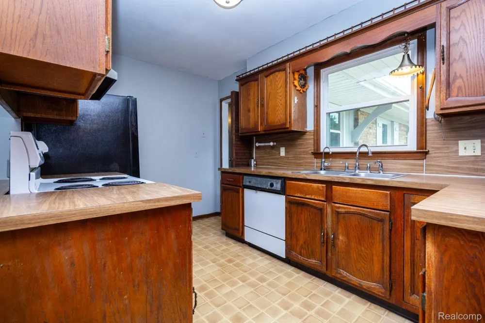 1047 Coolidge Road Lansing City, MI 48912