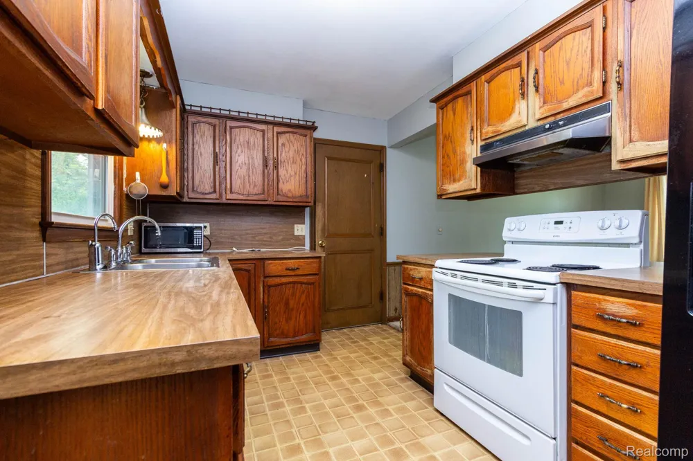 1047 Coolidge Road Lansing City, MI 48912