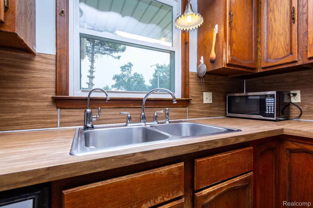 1047 Coolidge Road Lansing City, MI 48912