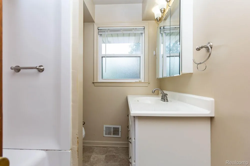 1047 Coolidge Road Lansing City, MI 48912