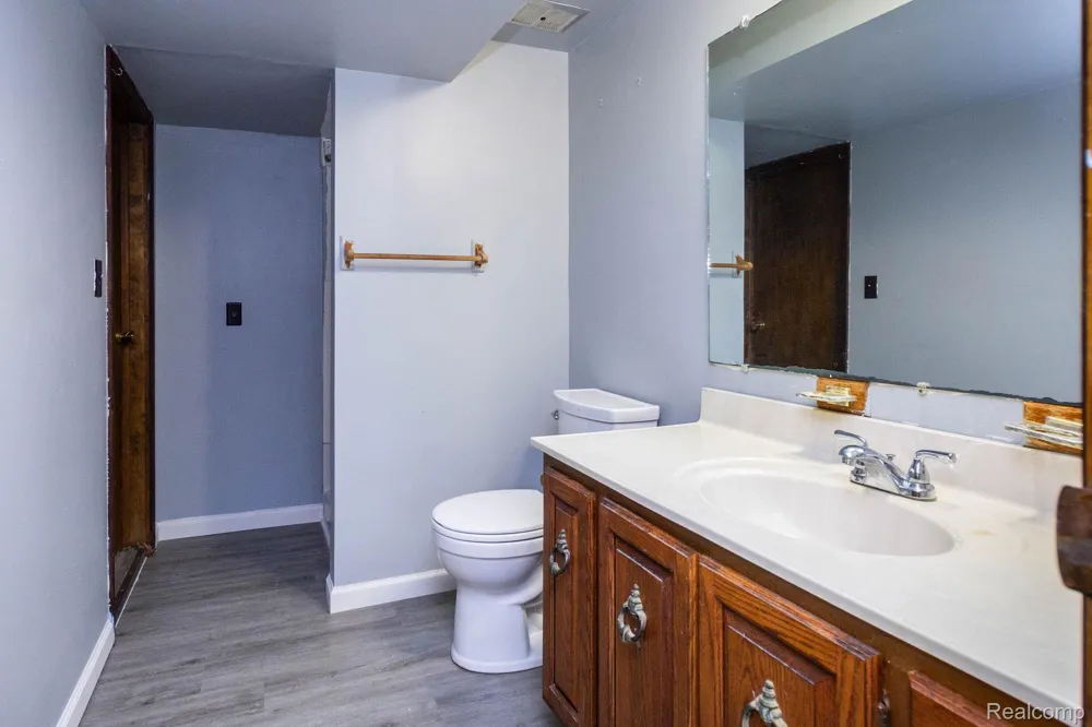 1047 Coolidge Road Lansing City, MI 48912