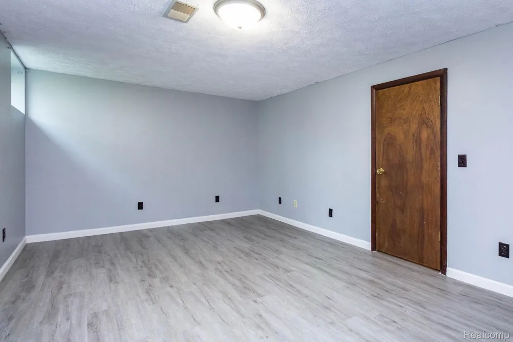 1047 Coolidge Road Lansing City, MI 48912