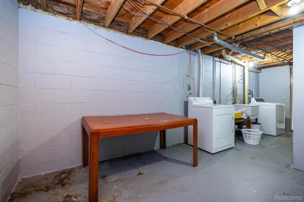 1047 Coolidge Road Lansing City, MI 48912
