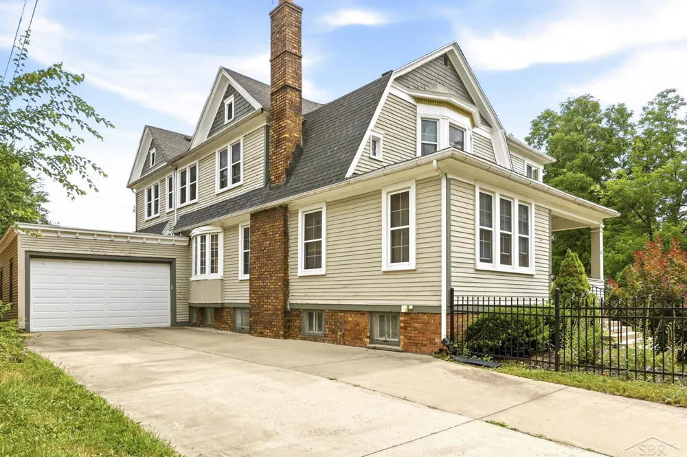 817 E Holland Avenue Saginaw City, MI 48601