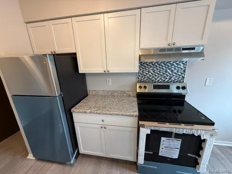 208 W Lansing Road #8