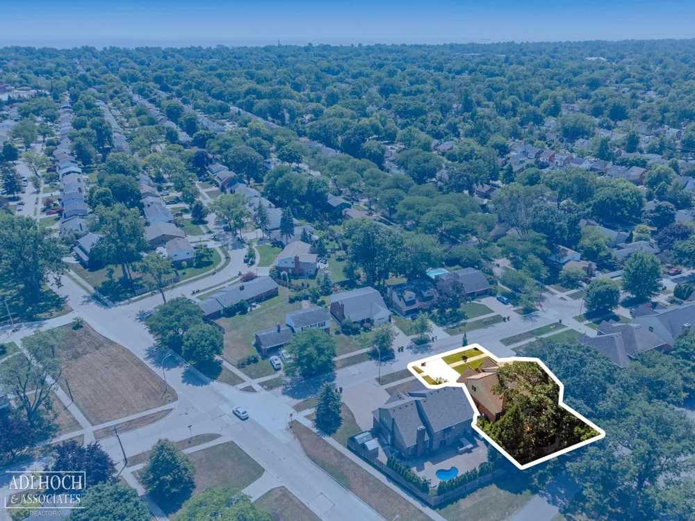 21473 Goethe Street Grosse Pointe Woods City, MI 48236