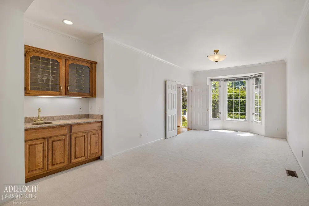 21473 Goethe Street Grosse Pointe Woods City, MI 48236