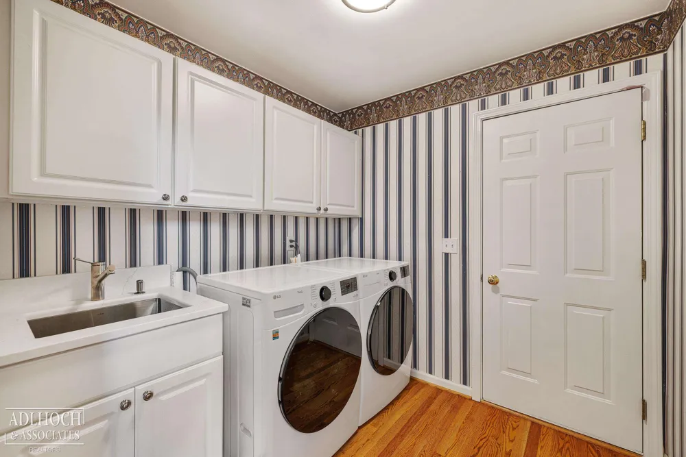 21473 Goethe Street Grosse Pointe Woods City, MI 48236