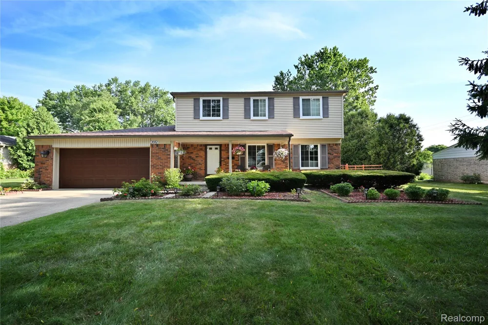 2032 Kristin Drive Troy City, MI 48084