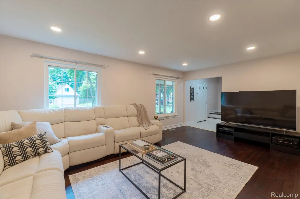 2032 Kristin Drive Troy City, MI 48084