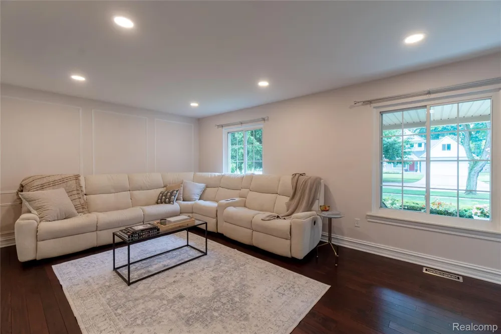 2032 Kristin Drive Troy City, MI 48084