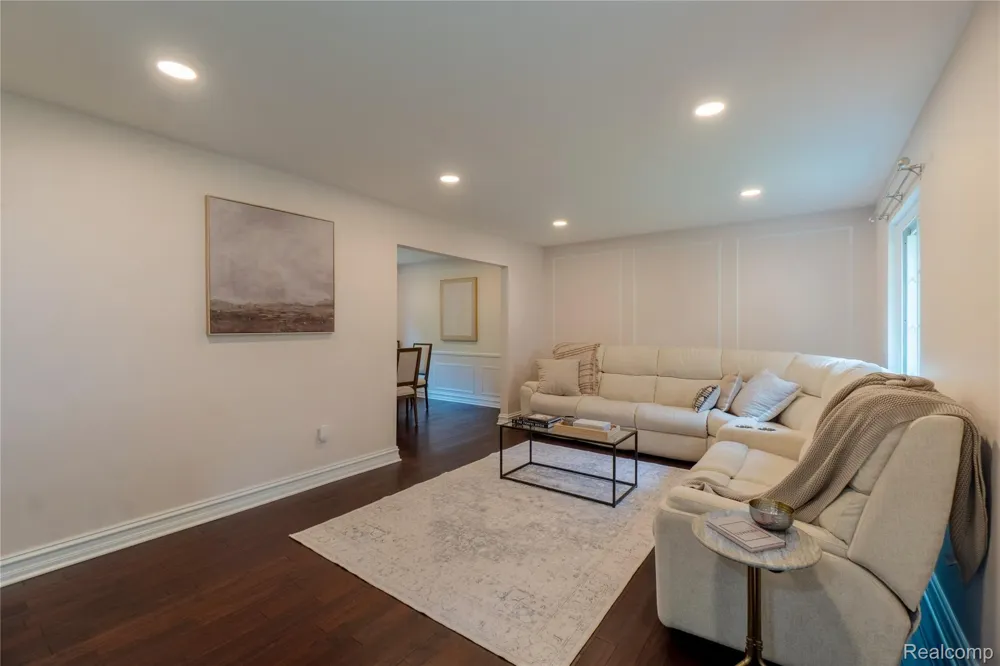 2032 Kristin Drive Troy City, MI 48084