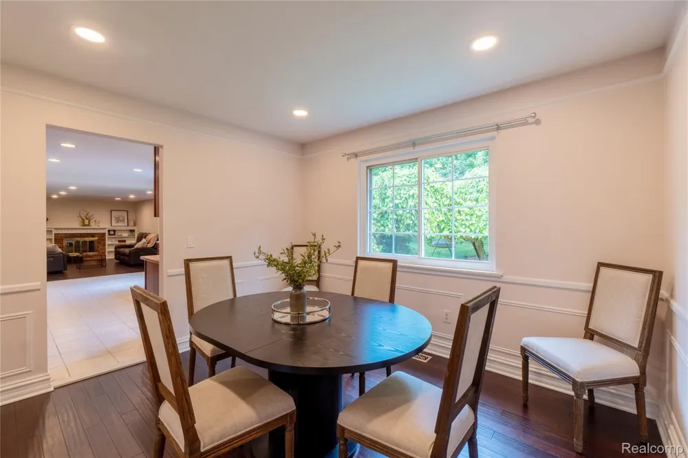 2032 Kristin Drive Troy City, MI 48084