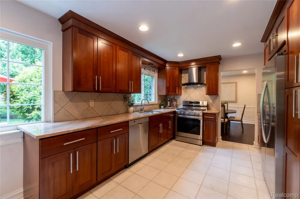 2032 Kristin Drive Troy City, MI 48084