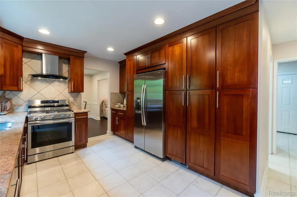 2032 Kristin Drive Troy City, MI 48084