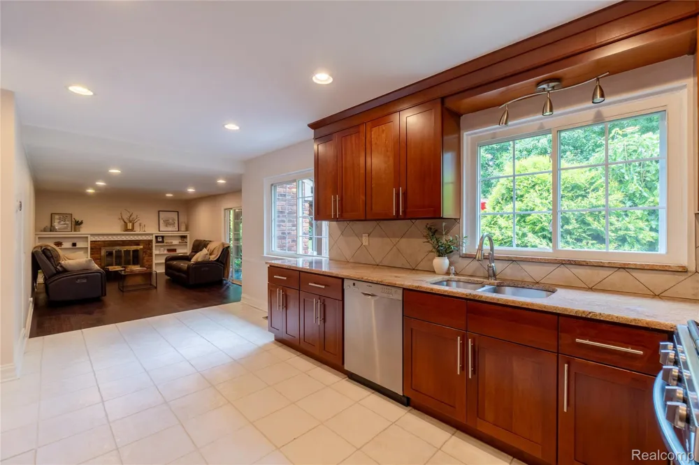 2032 Kristin Drive Troy City, MI 48084