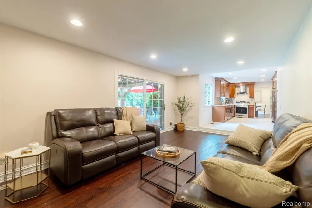2032 Kristin Drive Troy City, MI 48084