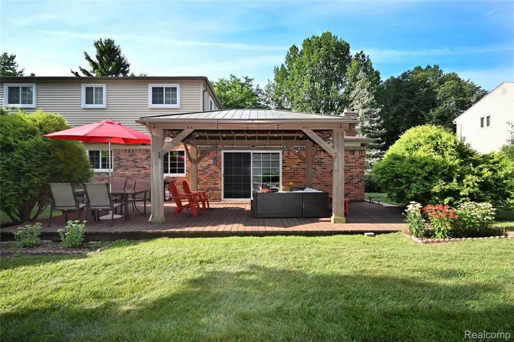 2032 Kristin Drive Troy City, MI 48084
