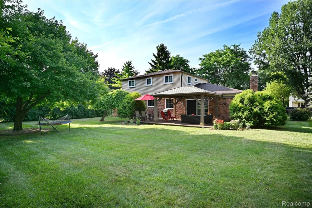 2032 Kristin Drive Troy City, MI 48084