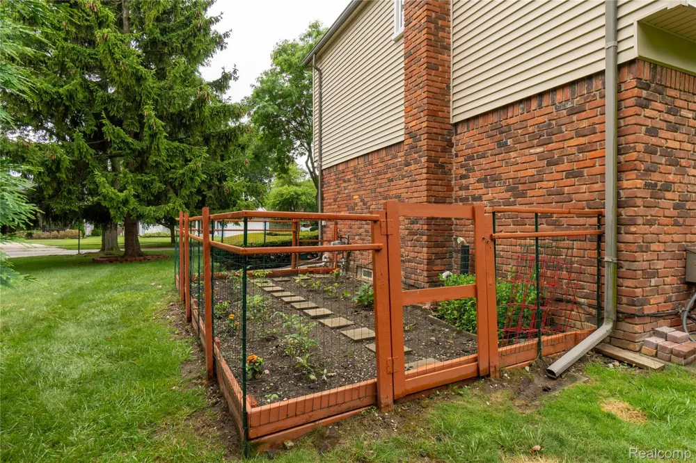 2032 Kristin Drive Troy City, MI 48084