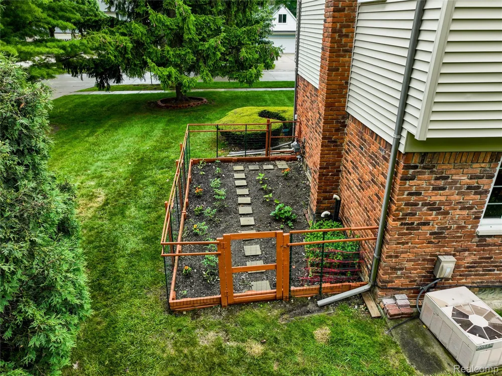 2032 Kristin Drive Troy City, MI 48084
