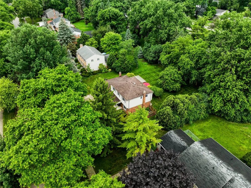 2032 Kristin Drive Troy City, MI 48084