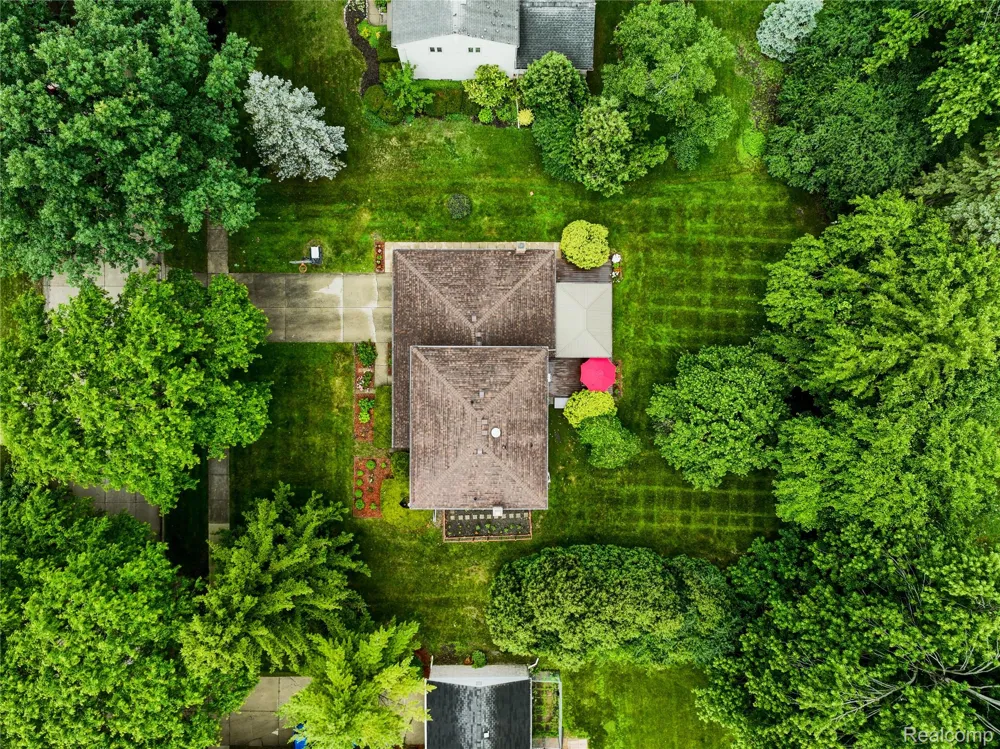 2032 Kristin Drive Troy City, MI 48084