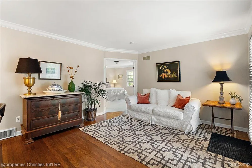 16051 Amherst Avenue Beverly Hills Village, MI 48025