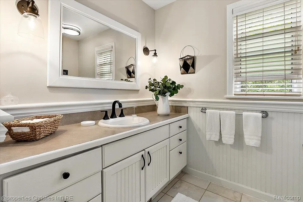 16051 Amherst Avenue Beverly Hills Village, MI 48025