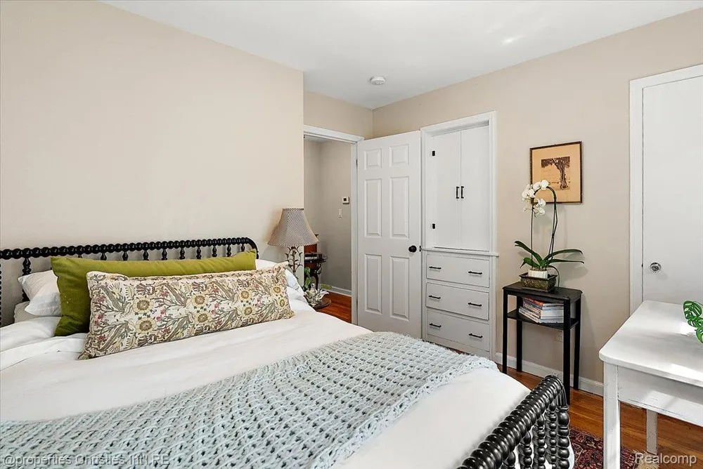 16051 Amherst Avenue Beverly Hills Village, MI 48025