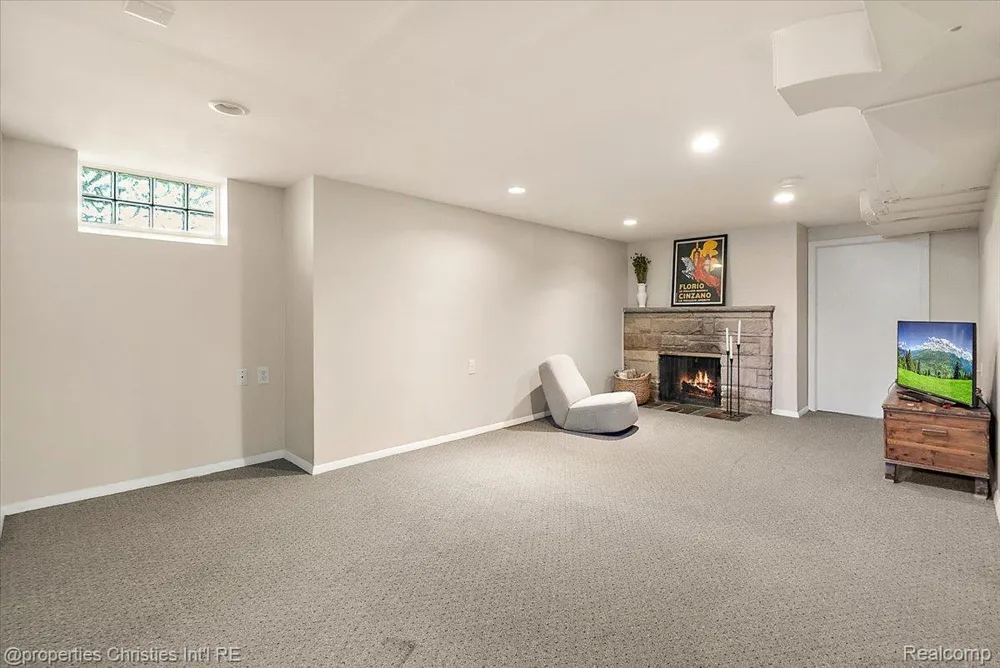 16051 Amherst Avenue Beverly Hills Village, MI 48025