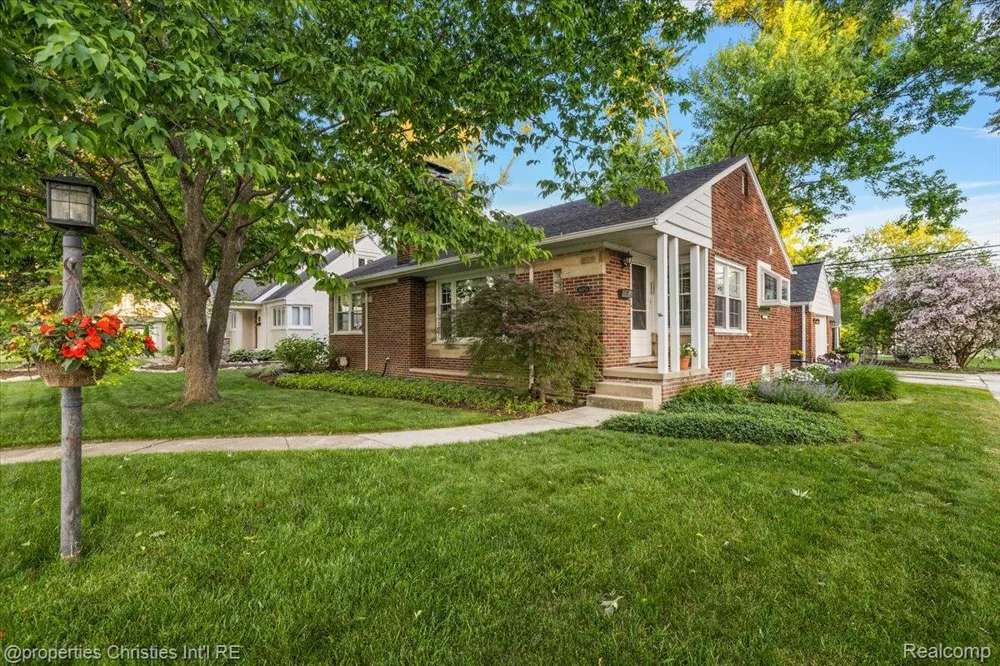 16051 Amherst Avenue Beverly Hills Village, MI 48025