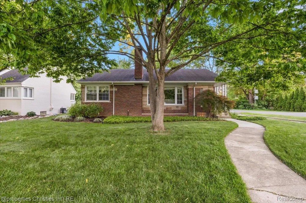 16051 Amherst Avenue Beverly Hills Village, MI 48025