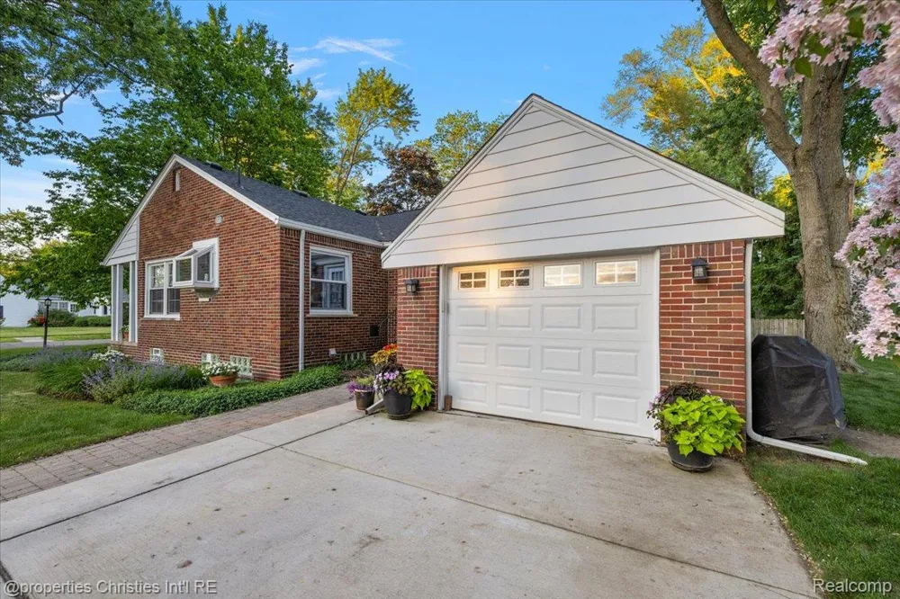 16051 Amherst Avenue Beverly Hills Village, MI 48025