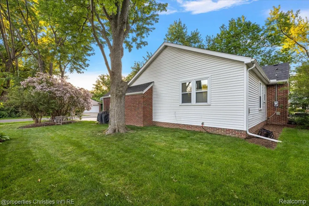 16051 Amherst Avenue Beverly Hills Village, MI 48025