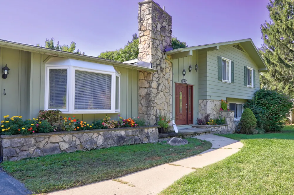 1817 S Walmont Road Summit Township, MI 49203