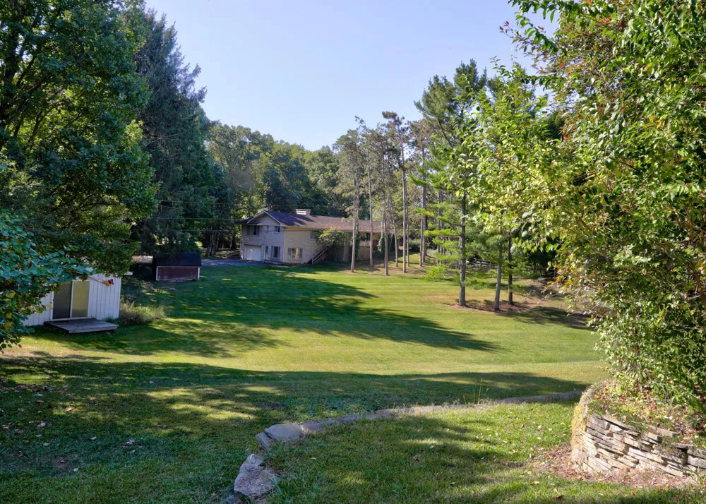 1817 S Walmont Road Summit Township, MI 49203