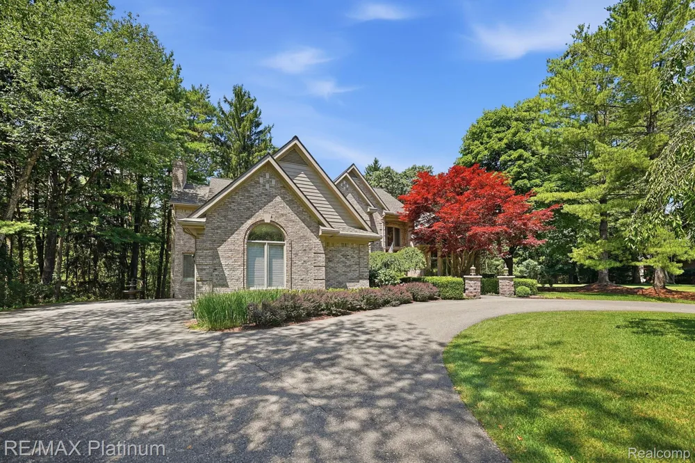 5458 Lake Ridge Drive Genoa Township, MI 48116