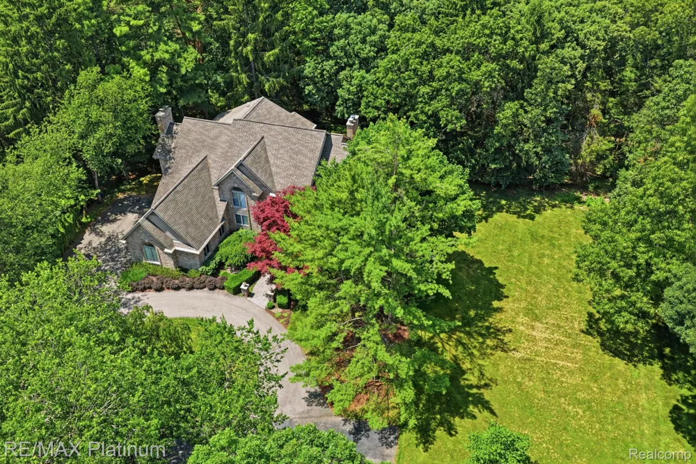 5458 Lake Ridge Drive Genoa Township, MI 48116