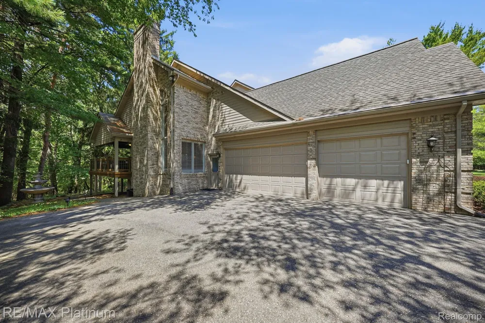5458 Lake Ridge Drive Genoa Township, MI 48116