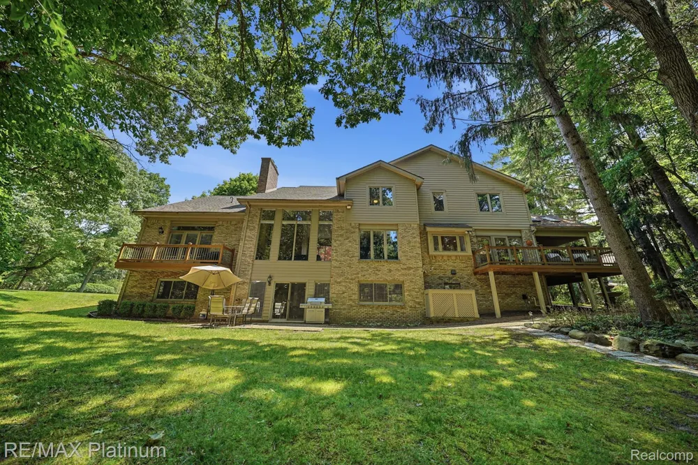 5458 Lake Ridge Drive Genoa Township, MI 48116
