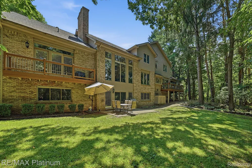 5458 Lake Ridge Drive Genoa Township, MI 48116