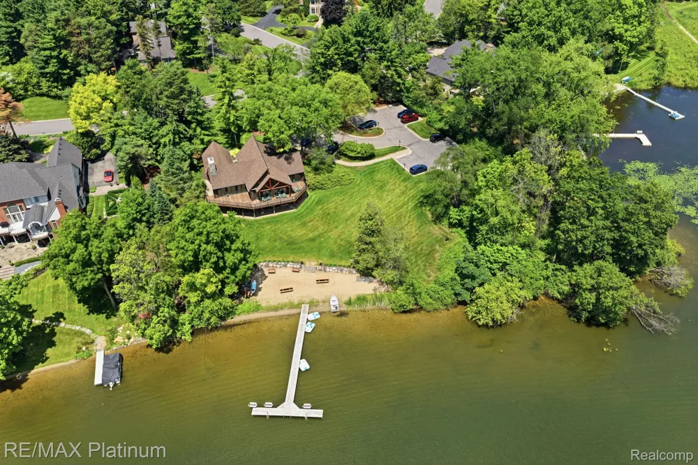 5458 Lake Ridge Drive Genoa Township, MI 48116