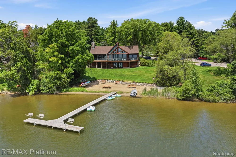 5458 Lake Ridge Drive Genoa Township, MI 48116