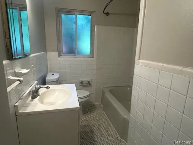 18500 Garfield Redford Charter Township, MI 48240